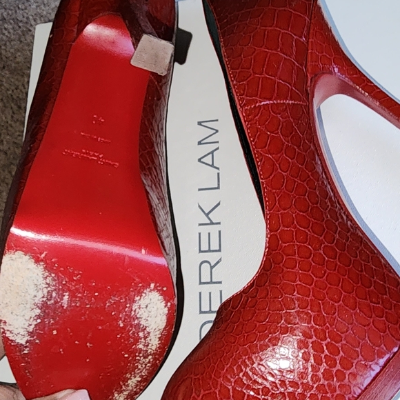 Saint Laurent Red Croc-Embossed Leather Pumps with Gold Logo. Authentic